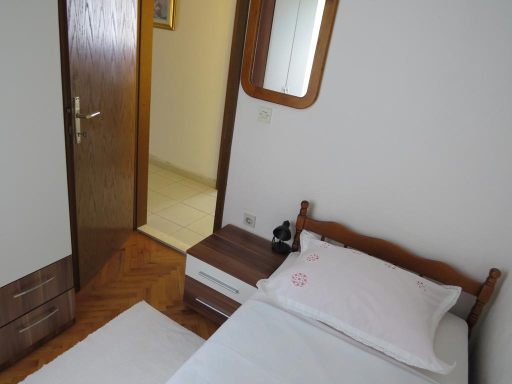 Apartments Lovric - 30 Meters To The Beach トロギール エクステリア 写真