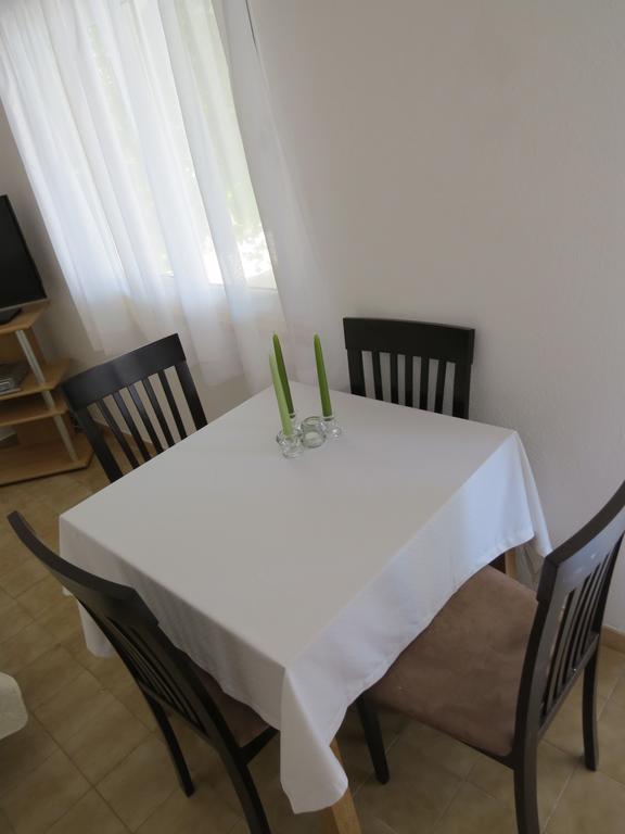 Apartments Lovric - 30 Meters To The Beach トロギール エクステリア 写真