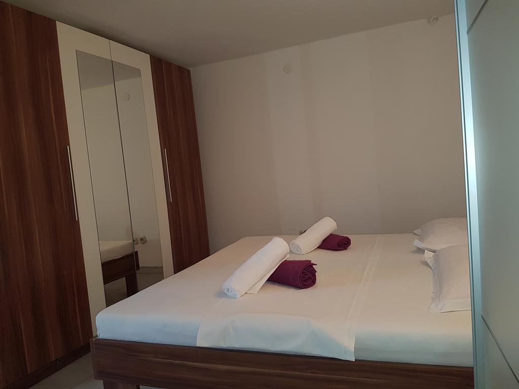 Apartments Lovric - 30 Meters To The Beach トロギール エクステリア 写真