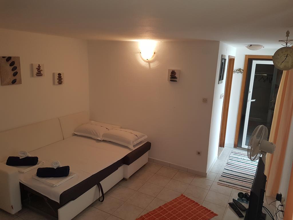 Apartments Lovric - 30 Meters To The Beach トロギール エクステリア 写真