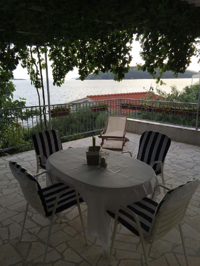 Apartments Lovric - 30 Meters To The Beach トロギール エクステリア 写真